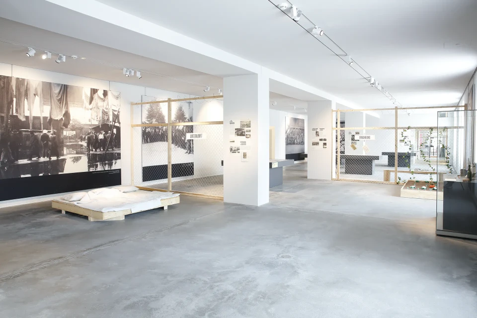 Nachbarn hinter Stacheldraht